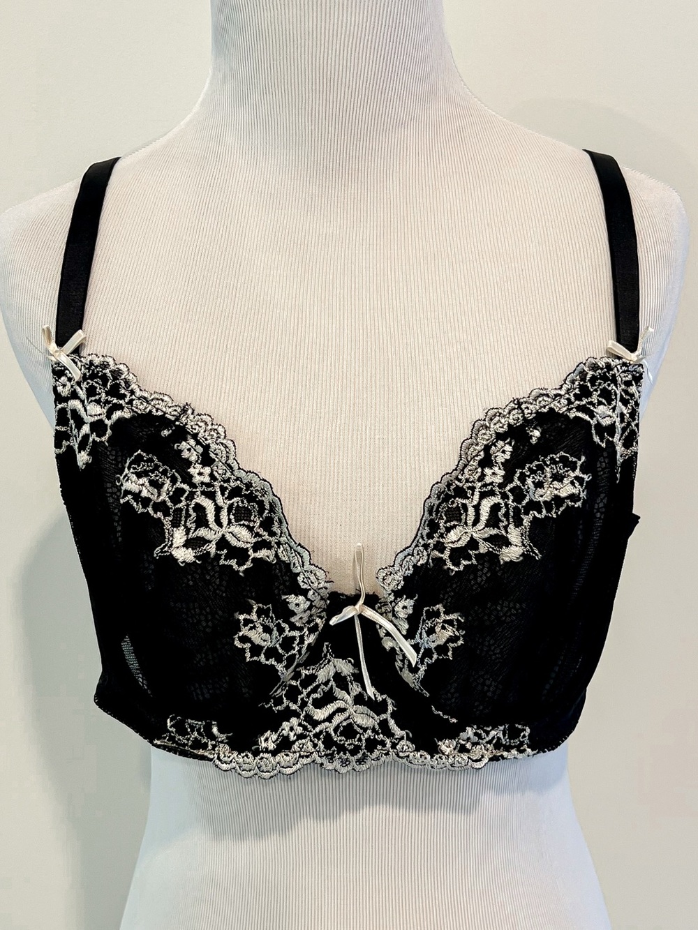Gilligan and O'Malley Black Lace Underwire Bra with Cream Embroidery Womens 38D